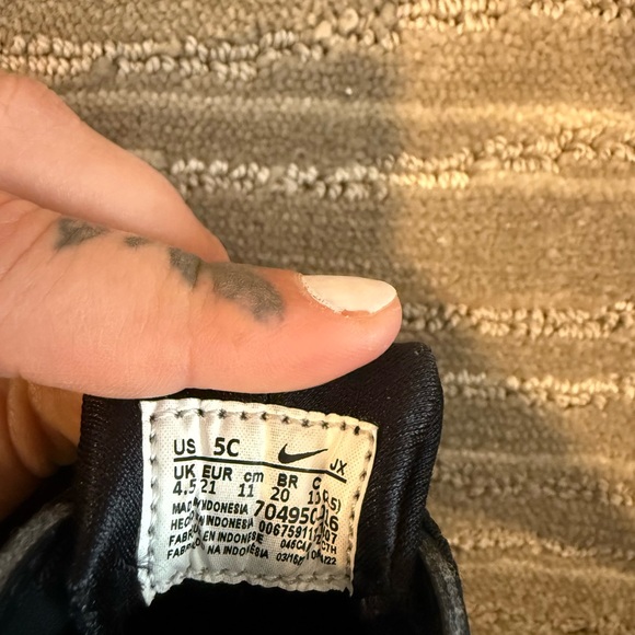 Nike Black Huarache Sneakers Sleek Design - Picture 8 of 10